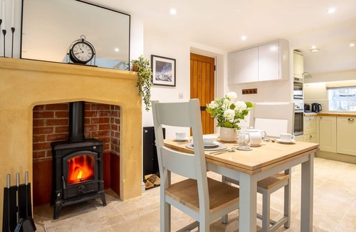 Chipping Campden Cottage | Crafty Cottage - sleeps 2 guests in 1 bedroom