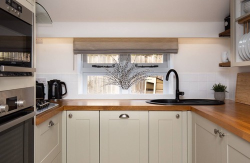 Chipping Campden Cottage | Crafty Cottage - sleeps 2 guests in 1 bedroom