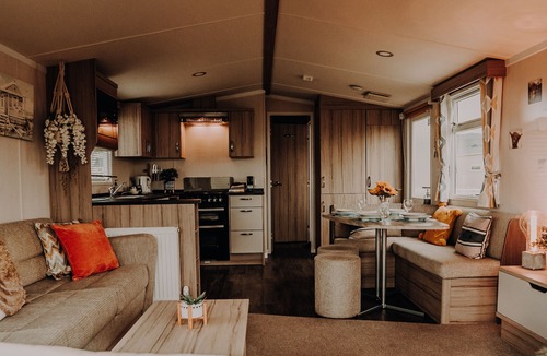 Ayr Cabin | Craig Tara Close to Beach Dog Friendly Free Wifi