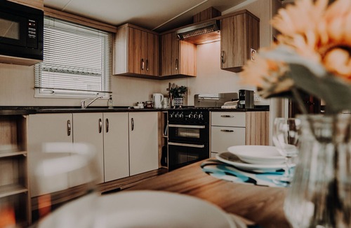 Ayr Cabin | Craig Tara Close to Beach Dog Friendly Free Wifi