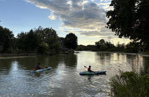 Kingsville House | Creekside Cottage - kayak, SUP, fishing, game room, steps to the beach