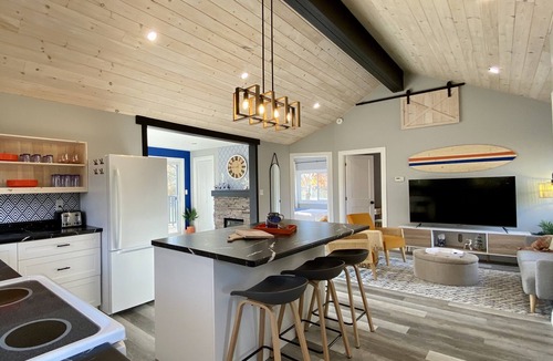 Kingsville Cottage | Creekside Cottage - Waterfront Retreat with Kayaks, Fishing & Game Room