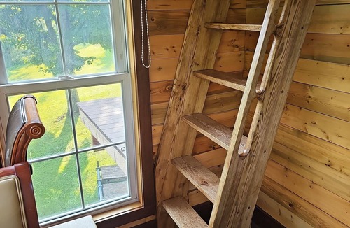 Niagara Falls Cabin | Creekside Retreat Treehouse In Cooksmills, 15 minutes from Niagara Falls