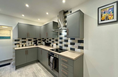 Cleethorpes House | Crow Hill House – Contractors, Families, Holidays