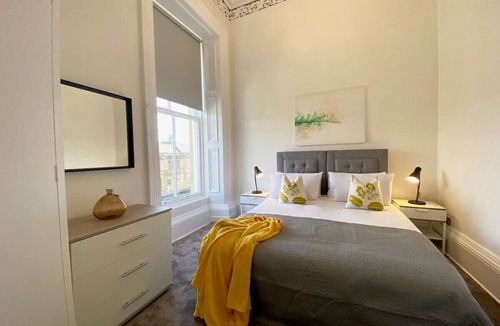 Dowanhill Apartment | Crown Apartments 12 -Comfortable apartment in Glasgow's trendy westend
