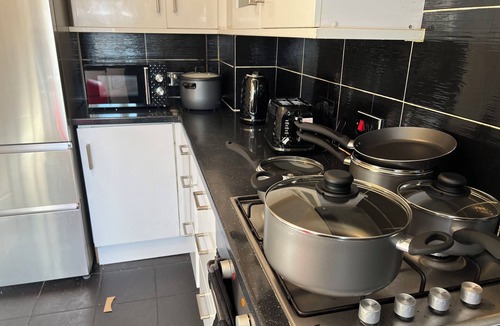 Canning Town House | CROWN HOUSE—Cozy 2 bedroom house near Excel London. With driveway. Sleep 5