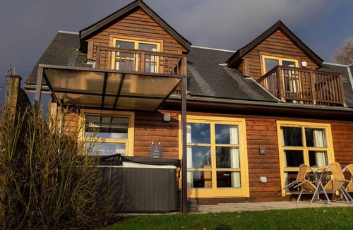 Balmaha Villa | Culzean Diamond Lodge with hot tub and sauna