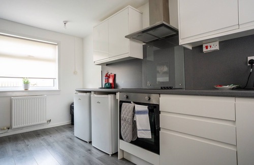 Cumbernauld House | Cumbernauld 3BR Rental | 5 Beds | Family Friendly