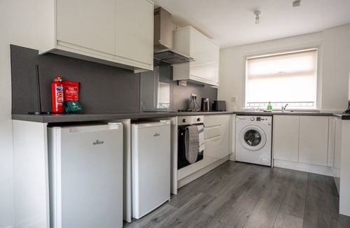 Cumbernauld House | Cumbernauld 3BR Rental | 5 Beds | Family Friendly