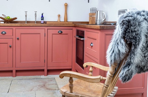 Sutton-in-Craven Cottage | CURLEW COTTAGE, character holiday cottage, with hot tub in Cowling