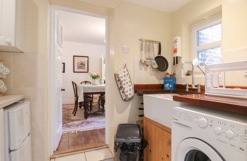 Bradwell-on-Sea Cottage | CURRY FARM, pet friendly, with a garden in Bradwell-On-Sea