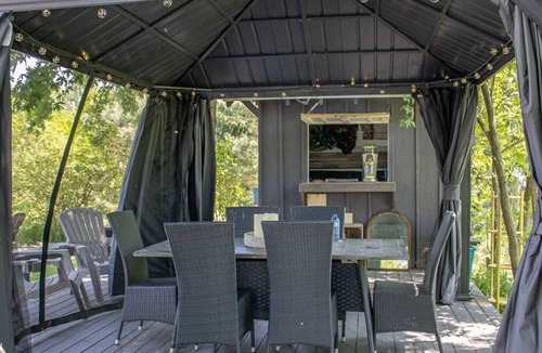 Hamilton Cottage | Cute as a Button - Two Bedroom Cottage, Sleeps 4