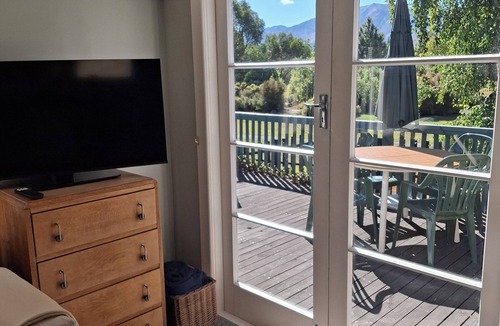 Lake Tekapo Cottage | Cute cottage, 500mtrs to lake front and Church of the Good Shepherd!