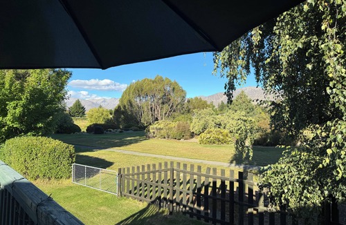 Lake Tekapo Cottage | Cute cottage, 500mtrs to lake front and Church of the Good Shepherd!