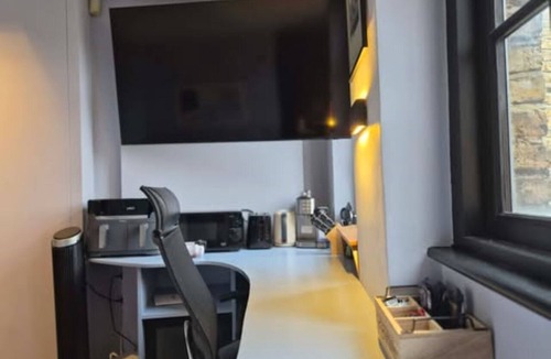 Kennington Apartment | Cute Studio with strong air con breakfast bar kitchenette in Kennington