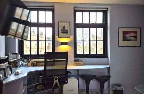Kennington Apartment | Cute Studio with strong air con breakfast bar kitchenette in Kennington