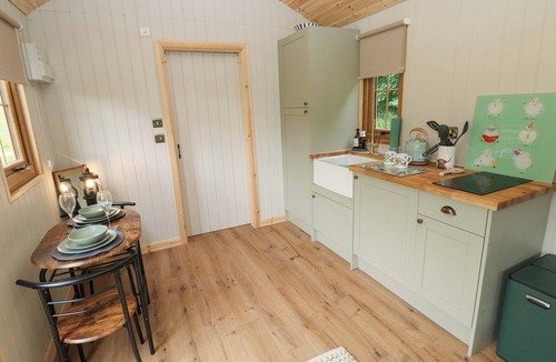Pentrefelin Cottage | CWTCH 1, pet friendly, with a garden in Llandeilo