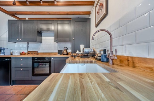 Llanfihangel-Ystrad House | Cwtch Bee - One Bedroom House, Sleeps 2