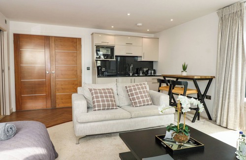Llangefni Cottage | DAFARN NEWYDD STUDIO, romantic, with a garden in Llangefni