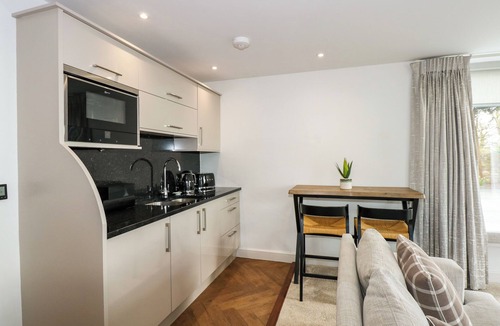 Llangefni Cottage | DAFARN NEWYDD STUDIO, romantic, with a garden in Llangefni