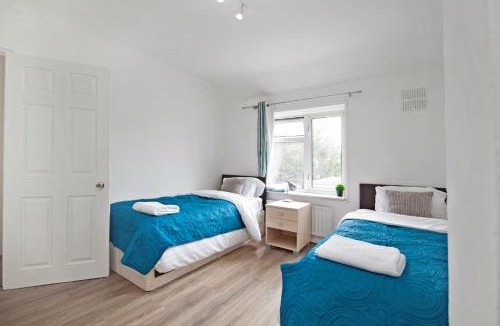 Heath House | Dagenham Self catering House for Larger Groups with Free Parking
