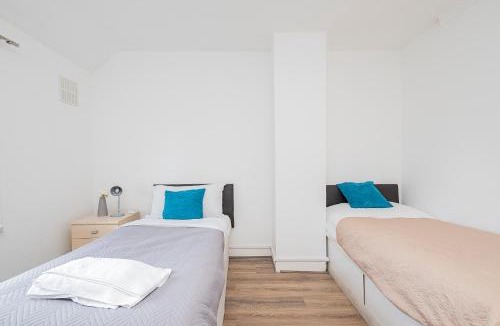 Heath House | Dagenham Self catering House for Larger Groups with Free Parking