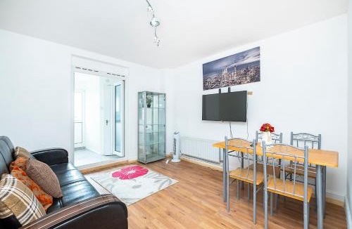 Heath House | Dagenham Self catering House for Larger Groups with Free Parking