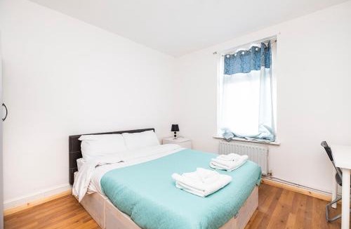 Heath House | Dagenham Self catering House for Larger Groups with Free Parking