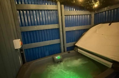 Llanbrynmair Ski Chalet | Daisy Cabin-couples retreat-undercover hot tub