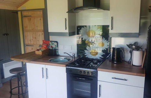Llanbrynmair Ski Chalet | Daisy Cabin-couples retreat-undercover hot tub