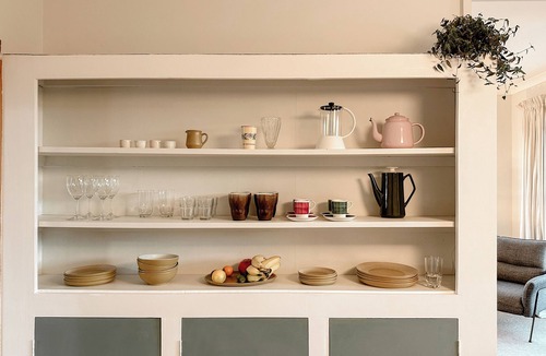 Hokitika House | Dalton Cottage - Dreamy Retreat in Lush Gardens