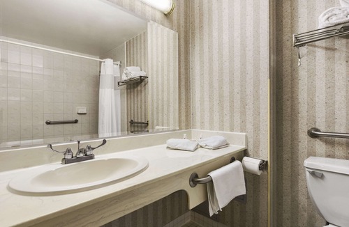 Fallingbrook Hotel | Days Inn by Wyndham Toronto East Lakeview