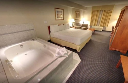 Niagara Falls Hotel | Days Inn & Suites by Wyndham Niagara Falls Centre St. By the Falls