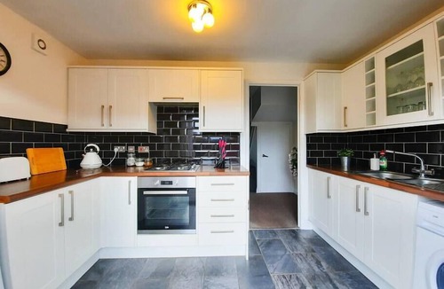 Rossington House | Dean House-Parking-Dog friendly-Kitchen-Contractors-Leisure-Fast WiFi