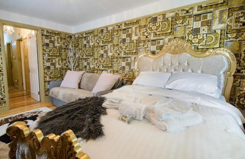Howlett End House | Deluxe 1 Bed Versace HotTub SkyTV