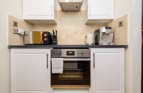 Howlett End House | Deluxe 2 Bed Versace Hottub Skytv