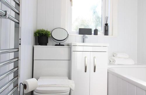 Craigleith House | Deluxe 3 Bed, Sleeps 8, Free Parking, Edinurgh
