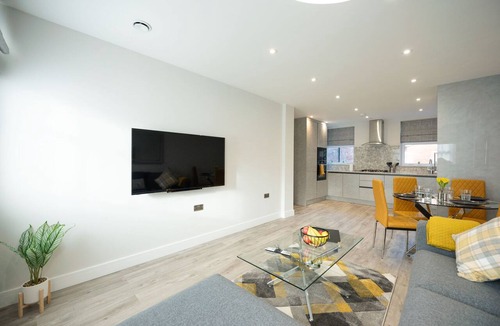 Reading Apartment | Deluxe Central Apartment with Gated Parking