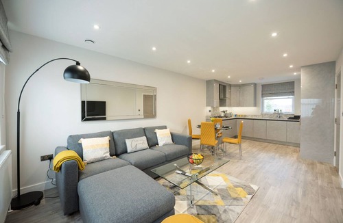 Reading Apartment | Deluxe Central Apartment with Gated Parking