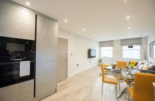 Reading Apartment | Deluxe Central Apartment with Gated Parking