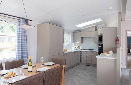 Kidwelly Ski Chalet | Deluxe Lodge with parking, ensuite & decking