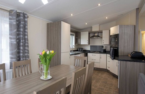 Kidwelly Ski Chalet | Deluxe Lodge with parking, ensuite & decking