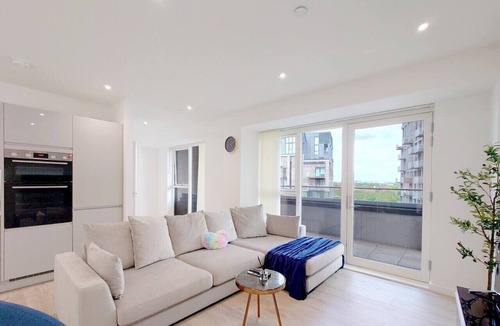 Canning Town South Apartment | Deluxe Serviced Three Bedroom Apartment