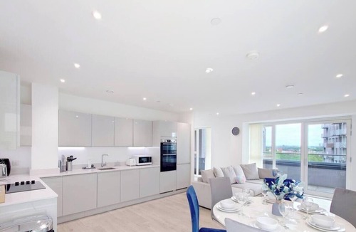 Canning Town South Apartment | Deluxe Serviced Three Bedroom Apartment