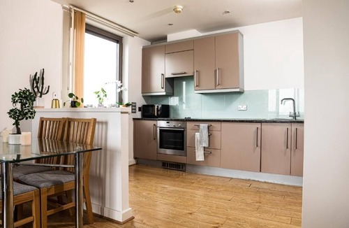 Shadwell Apartment | Deluxe Two Bedroom Apartment with Ensuite Shower