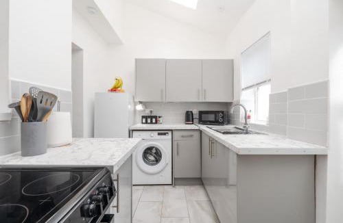 Offerton House | Denton Luxury Home - Sleep 8 - Speedy Wi-Fi - Free On-Site Parking