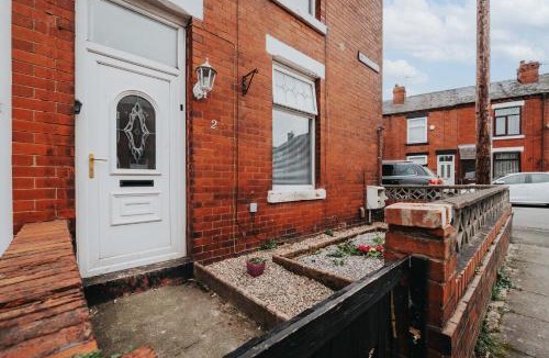 Offerton House | Denton Luxury Home - Sleep 8 - Speedy Wi-Fi - Free On-Site Parking
