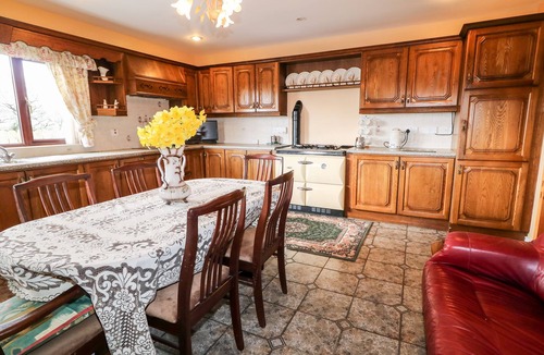 Enniskillen Cottage | DERRIENS FARMHOUSE, pet friendly in Letterbreen, County Fermanagh