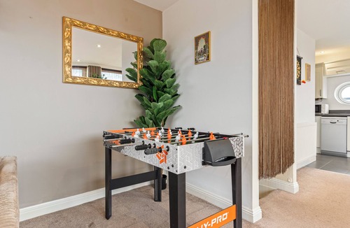 Oadby Apartment | DESI Suite - Free Parking | Balcony