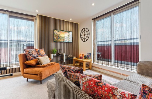 Oadby Apartment | DESI Suite - Free Parking | Balcony